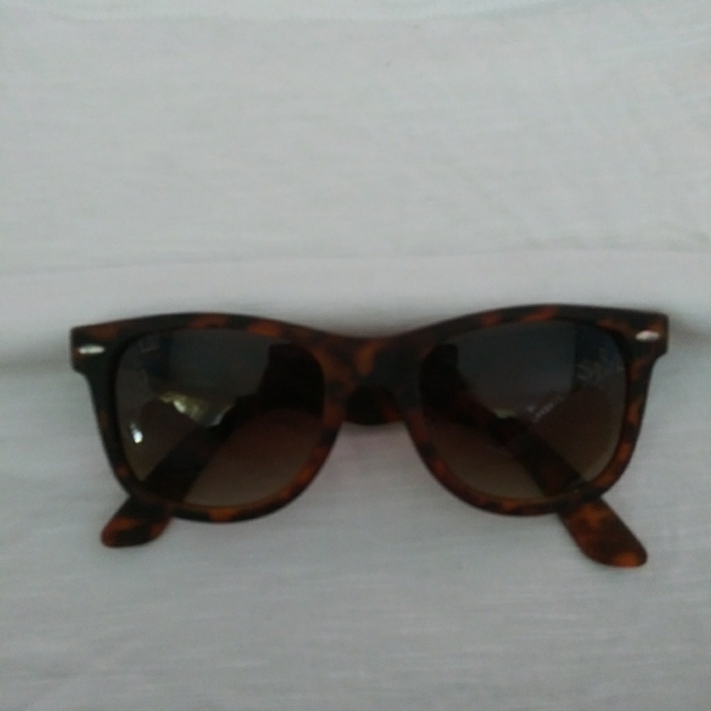 💜Ray Ban style sunglasses. Tortoise shell frames.